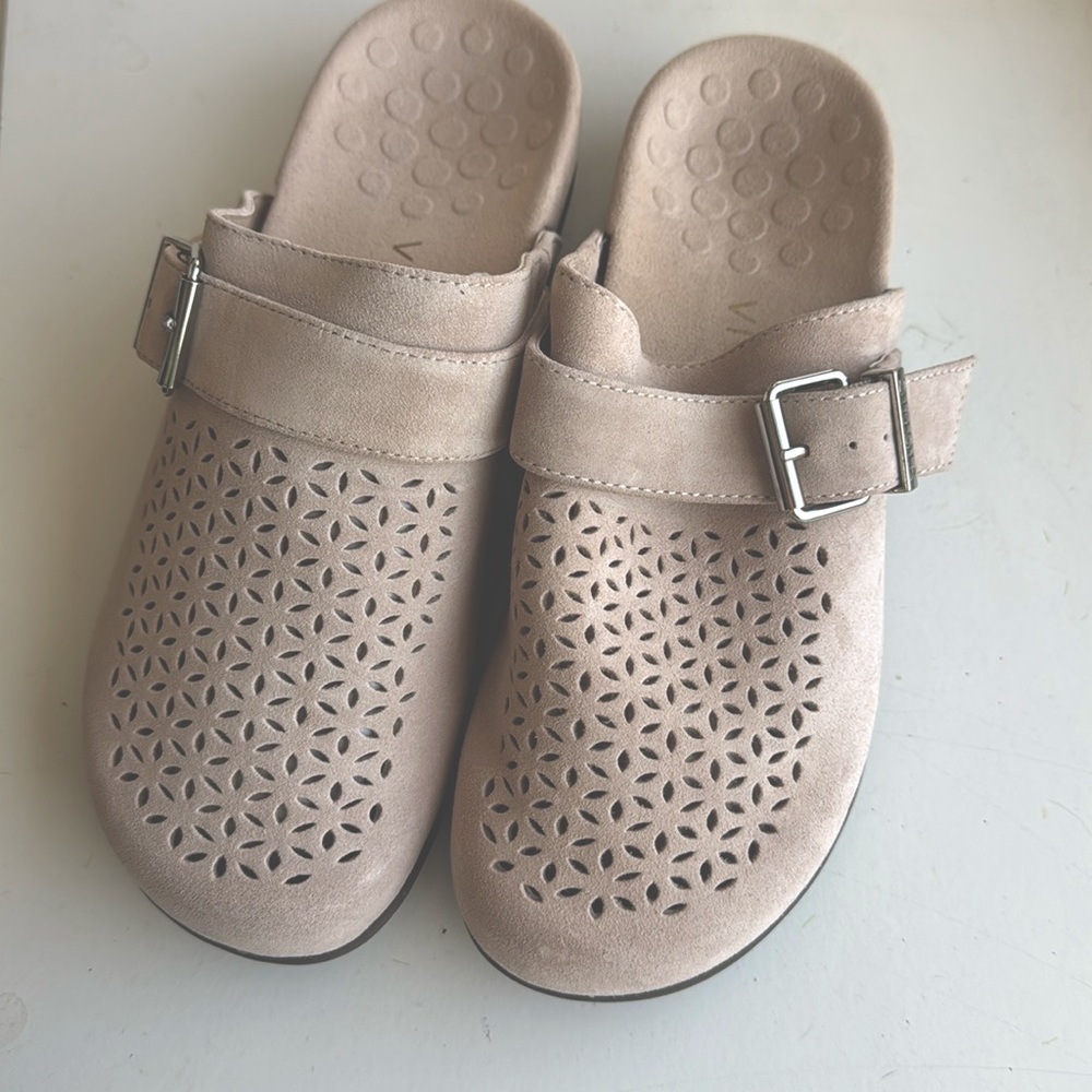 VIONIC Moca Mules sz 7 - Brand New